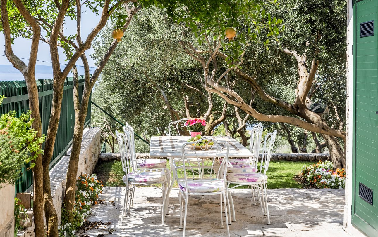 Čini se da mediteranski stil nikada ne zastareva, bilo da je reč o uređenju enterijera ili eksterijera.